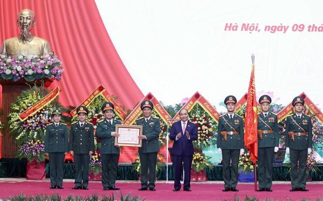 越南国家主席阮春福向11兵团授予三等保卫祖国勋章