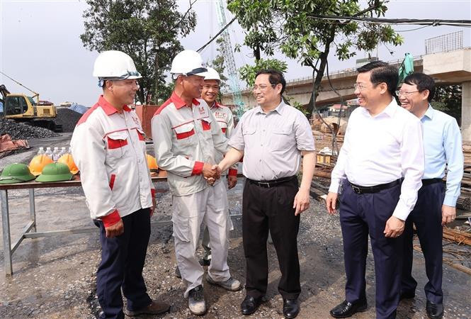 越南政府总理范明政与全国工人和劳动者举行对话