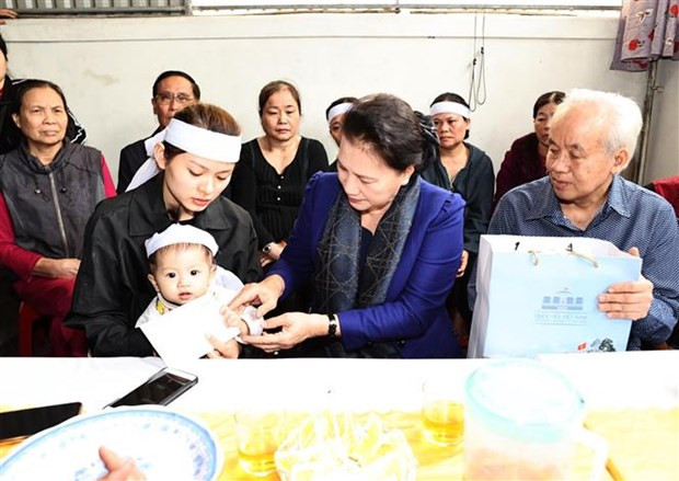 国会主席阮氏金银看望慰问中部洪灾牺牲烈士家属