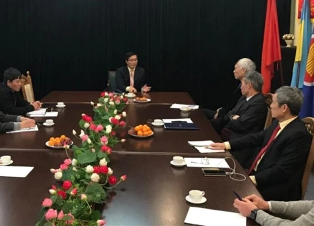 越南驻乌克兰大使阮鸿石会见旅居乌克兰越南人协会代表