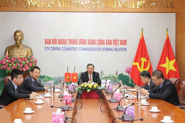 越共中央对外部领导与乌拉圭政党领导举行视频会谈