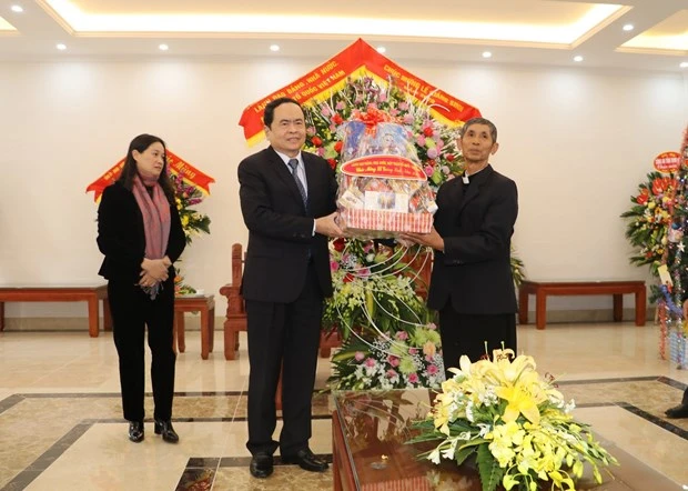 越南祖国阵线中央委员会主席陈青敏拜访发艳主教座堂