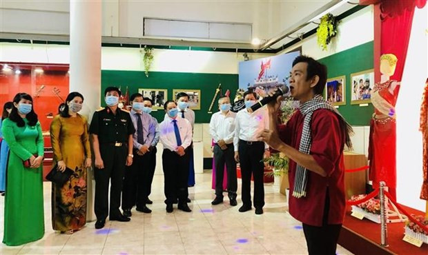 “越南共产党--历史烙印”摄影展在芹苴市开展