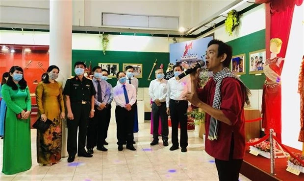 “越南共产党--历史烙印”摄影展在芹苴市开展