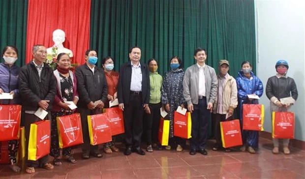 越南祖国阵线中央委员会主席陈青敏看望慰问广治省受灾灾民