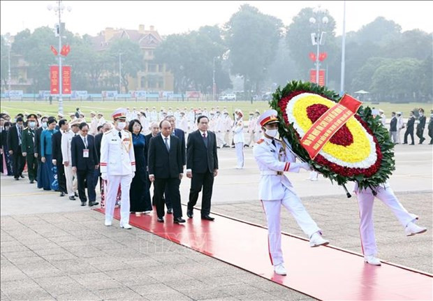 出席第10届全国爱国竞赛大会的代表团入陵瞻仰胡志明主席遗容