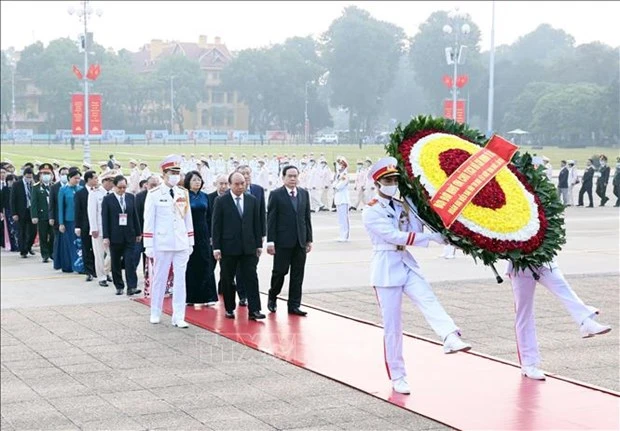 出席第10届全国爱国竞赛大会的代表团入陵瞻仰胡志明主席遗容