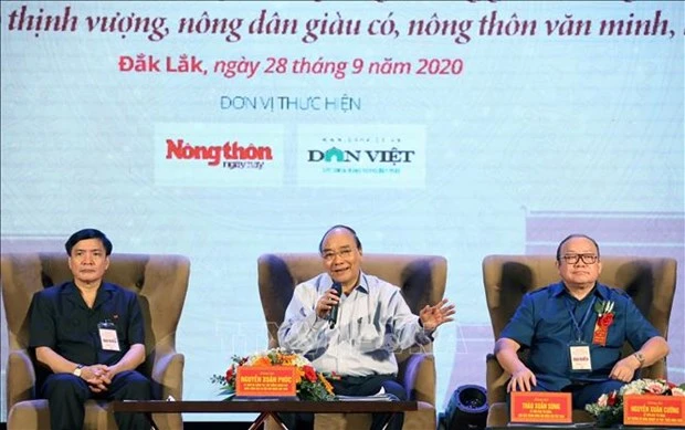 越南政府总理阮春福与中部西原地区农民进行对话