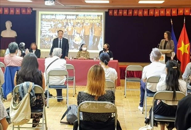旅法越侨青年积极帮助越南橙毒剂受害者