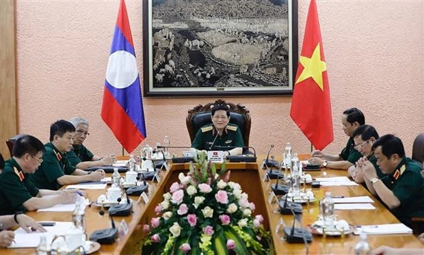 越南国防部长吴春历大将与老挝国防部长占沙蒙•占雅拉大将通电话