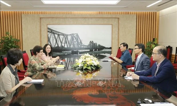 政府副总理武德儋会见联合国艾滋病规划署驻越南代表埃蒙德