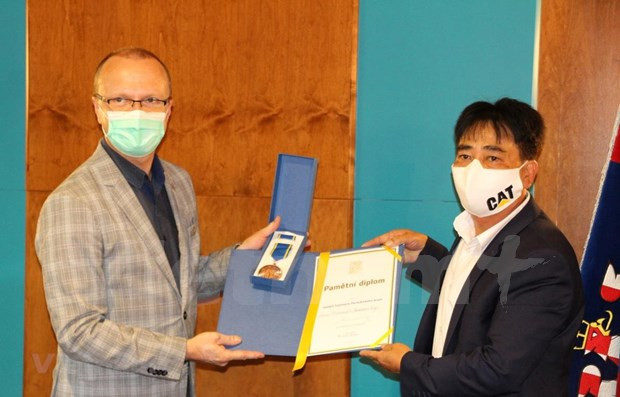 捷克帕尔杜比采州对越南人社群为当地新冠肺炎疫情防控工作所作出的贡献给予高度评价