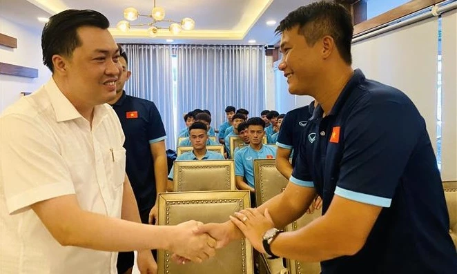 越南U20球队启程前往印尼参加2023年亚足联U20亚洲杯预选赛