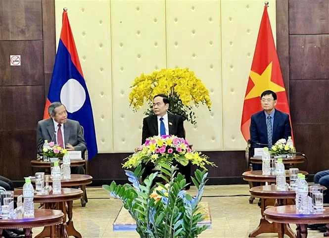 越南国会常务副主席陈青敏会见出席越老人民友谊联欢会的代表