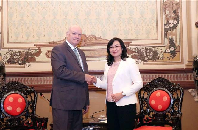 胡志明市领导会见古巴外贸外资部部长马尔米耶卡
