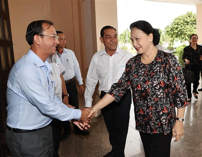 国会主席阮氏金银：国会十分关注九龙江三角洲地区基础设施投资工作