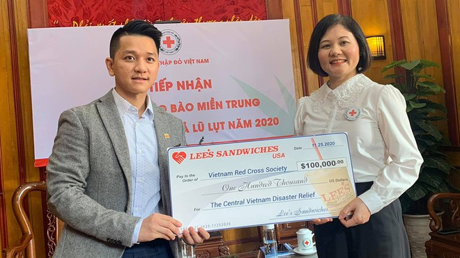 越南红十字会接受中部灾区救灾善款10万美元