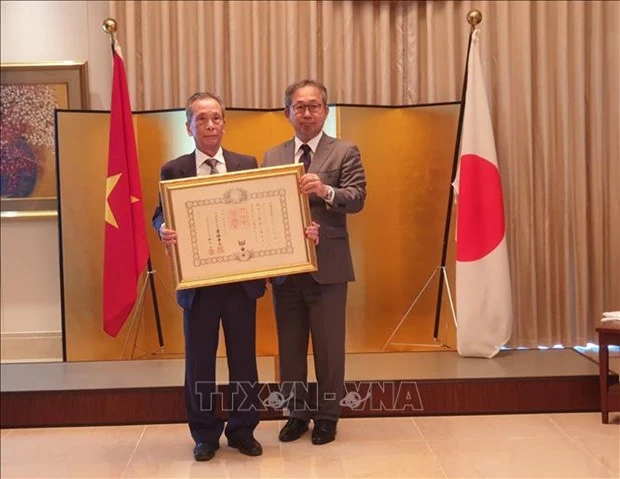 日本政府向越南副教授陈山授予日出勋章