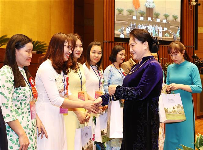 越南国会主席阮氏金银会见模范教师和教育管理干部