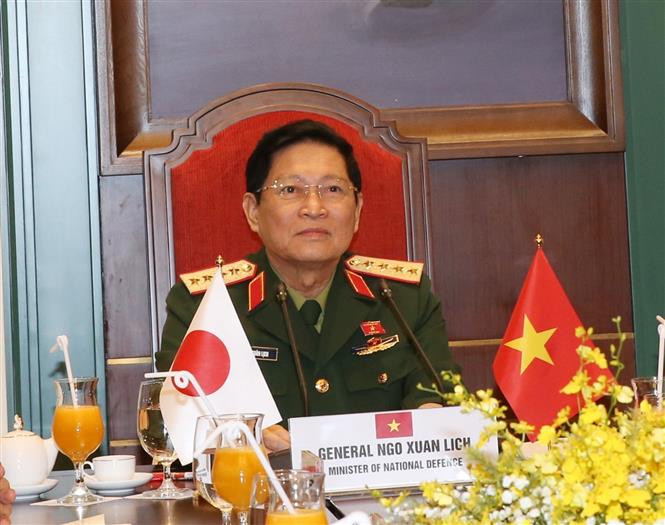  越南国防部长吴春历与日本防卫大臣岸信夫举行电话会谈