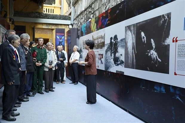  “让天空永远湛蓝”展览会在河内市火炉监狱遗迹区举行