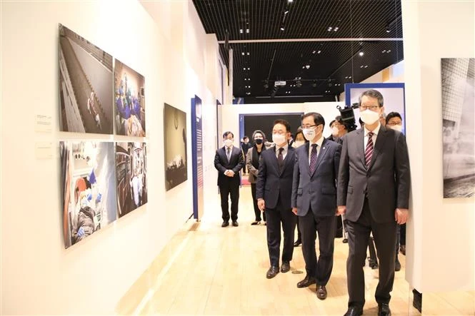 越通社参加有关新冠肺炎疫情的国际新闻图片展