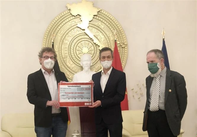 德国共产党携手帮助越南中部灾民开展灾后重建工作