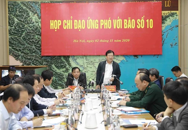 政府副总理郑廷勇：渔船在第10号台风登陆之前要返港避风或驶入安全水域 转移撤离危险区域居民
