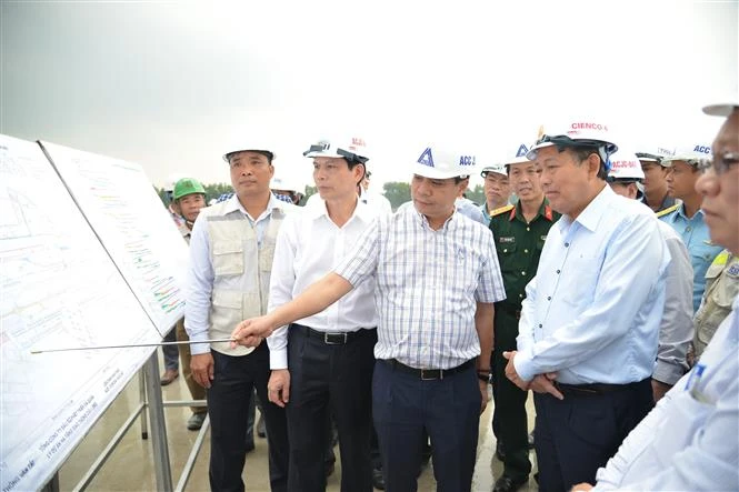 越南政府常务副总理张和平对新山一机场升级改造项目进行检查