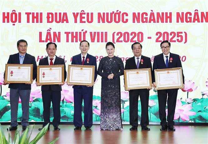 越南国会主席阮氏金银出席越南银行业爱国竞赛大会