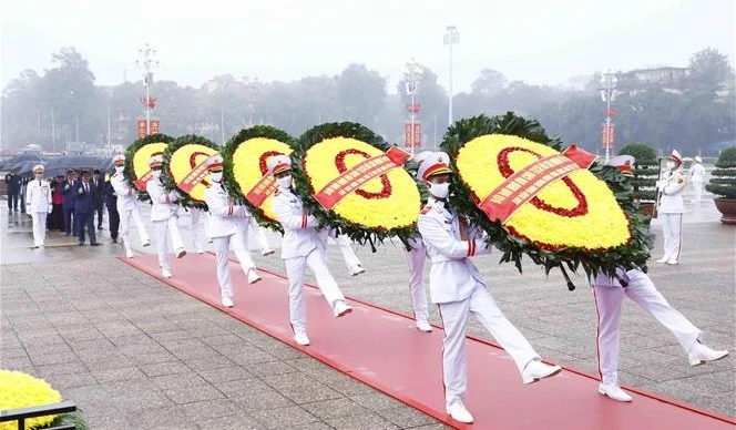 越南共产党建党93周年：越南党和国家领导人拜谒胡志明主席陵