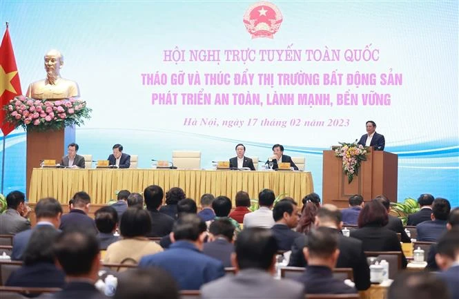 越南政府总理范明政主持召开全国房地产市场困难化解线上会议