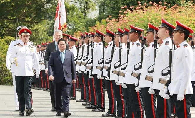 越南政府总理范明政与新加坡总理李显龙举行会谈