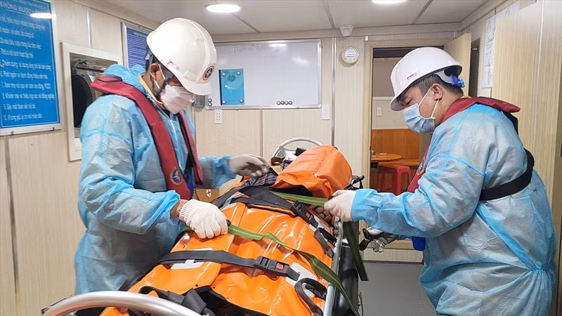 越南搜救船只危重病人及时上岸治疗