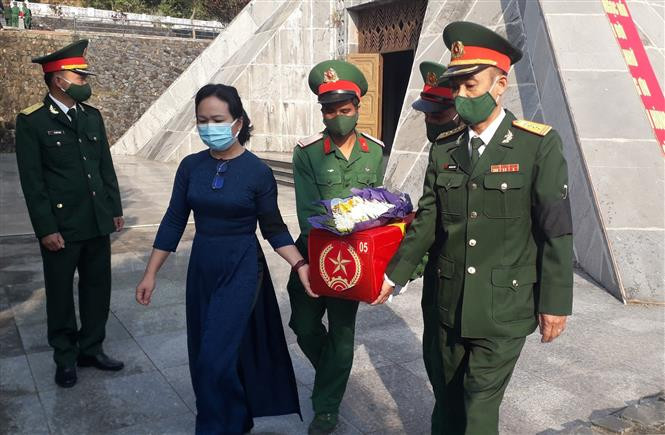崑嵩省为抗美英烈举行追悼会和安葬仪式