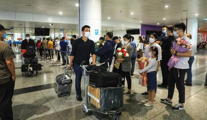 越南组织6趟撤侨航班 近1700名旅乌越南公民安全回国