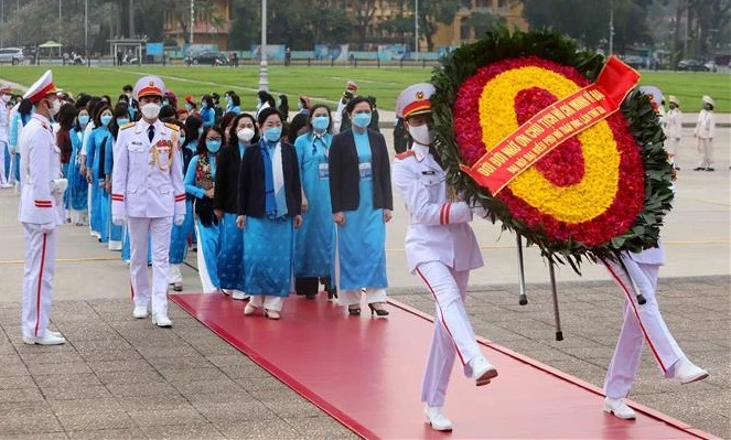 第十三次全国妇女代表大会代表入陵瞻仰胡志明主席遗容