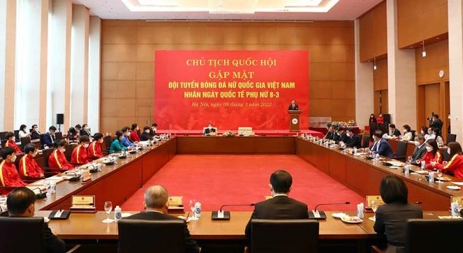 三八妇女节国会主席王廷惠向女足队员致以节日祝贺