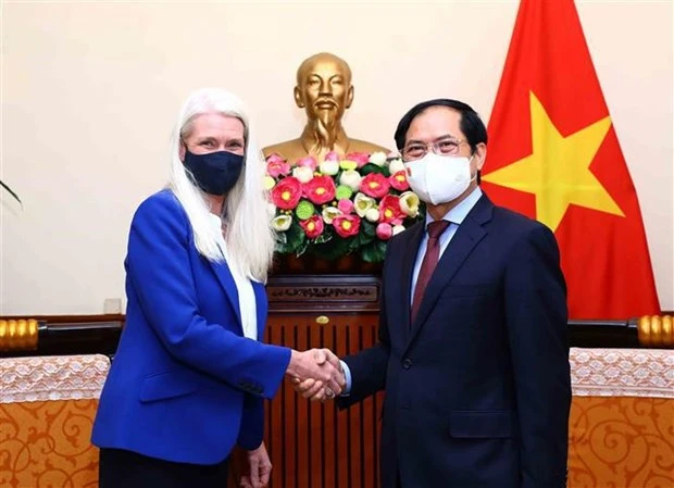 越南外交部长裴青山会见英国外交部大臣阿曼达•米林