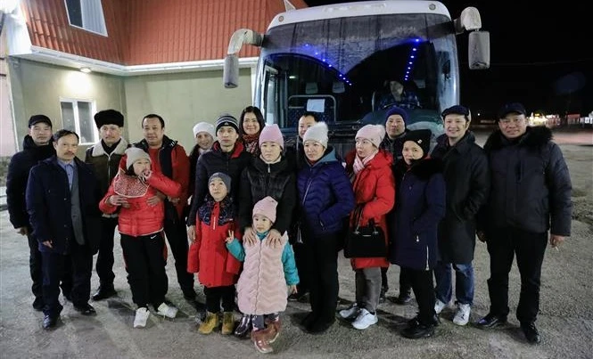 迎接从乌克兰战区撤离到俄罗斯的首批14名越南公民