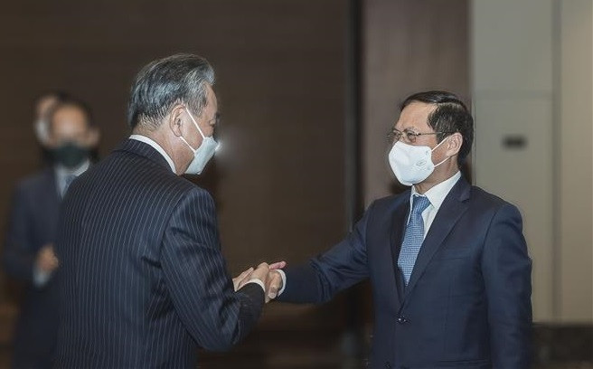 越南外交部部长裴青山与中国外交部长王毅举行会谈
