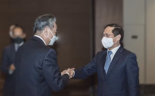 越南外交部部长裴青山与中国外交部长王毅举行会谈
