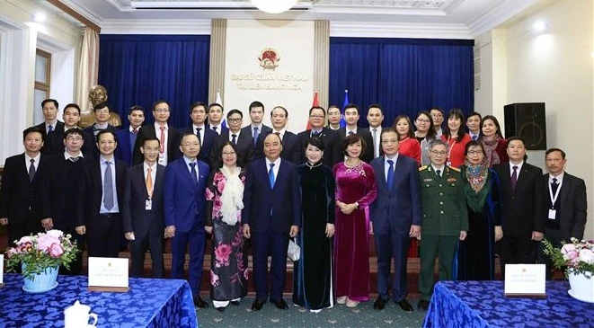 国家主席阮春福会见越南驻俄罗斯大使馆干部和工作人员