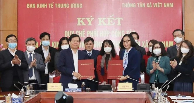 越共中央经济部与越通社强化协作配合
