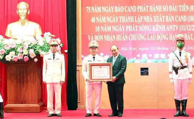 越南国家主席阮春福向公安部媒体机构授予劳动勋章