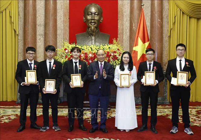 国家主席阮春福向获国际大奖的学生授予劳动勋章
