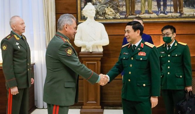 越南国防部长潘文江与俄罗斯国防部长谢尔盖·绍伊古举行会谈