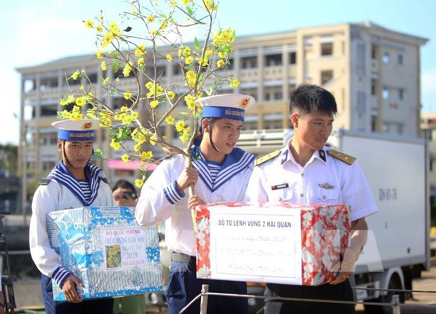 全国青年向长沙群岛上守岛战士送温暖献爱心