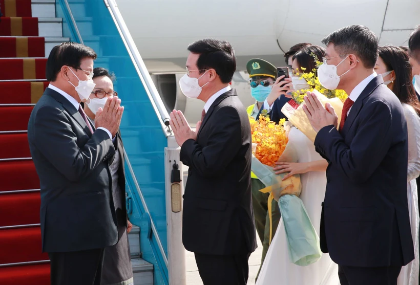 老挝人民革命党中央总书记、国家主席抵达首都河内开始对越南进行正式友好访问