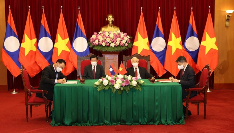 越共中央总书记阮富仲与老挝人民革命党中央总书记、国家主席通伦出席越老合作文件签字仪式